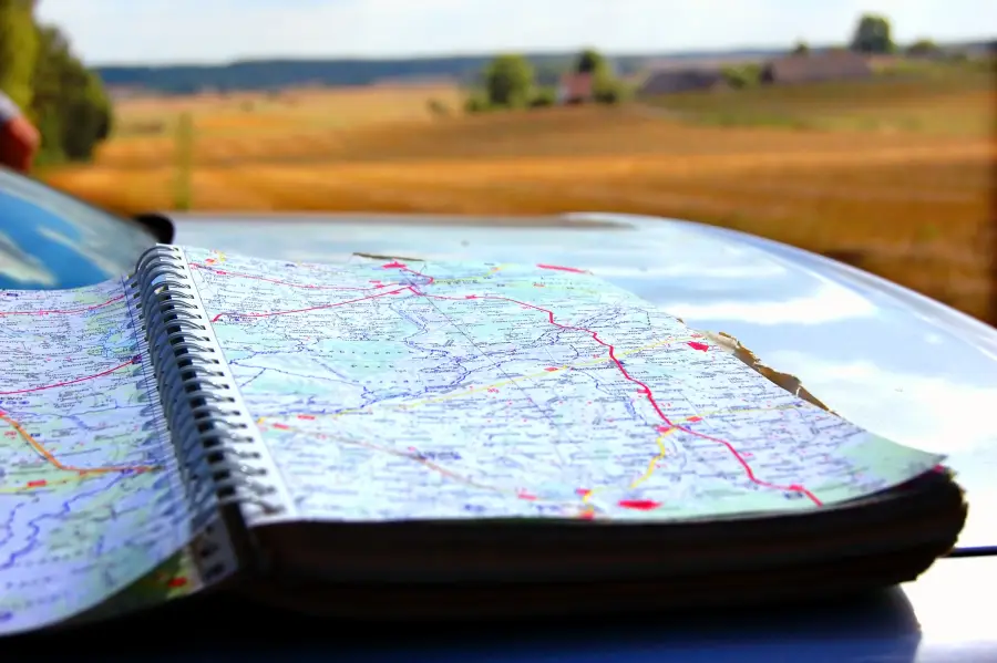 Aufgeschlagene Landkarte für die Safari-Planung